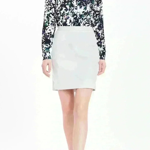 Banana Republic Dresses & Skirts - Banana Republic Scalloped Pencil Skirt